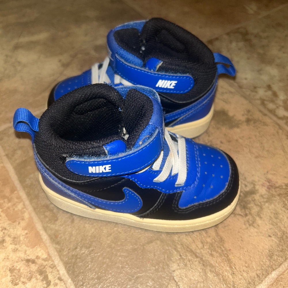 Nike Court Borough Mid 2
Baby/Toddler Shoes Size 6